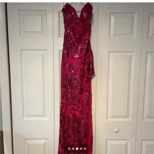 Beautiful prom dress without any alterations size 0. Worn only a few hours.